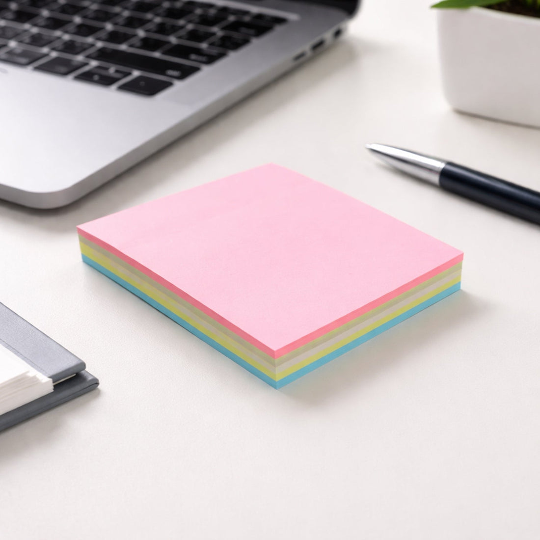 Sticky notes pad from with 100 sheets for quick writing