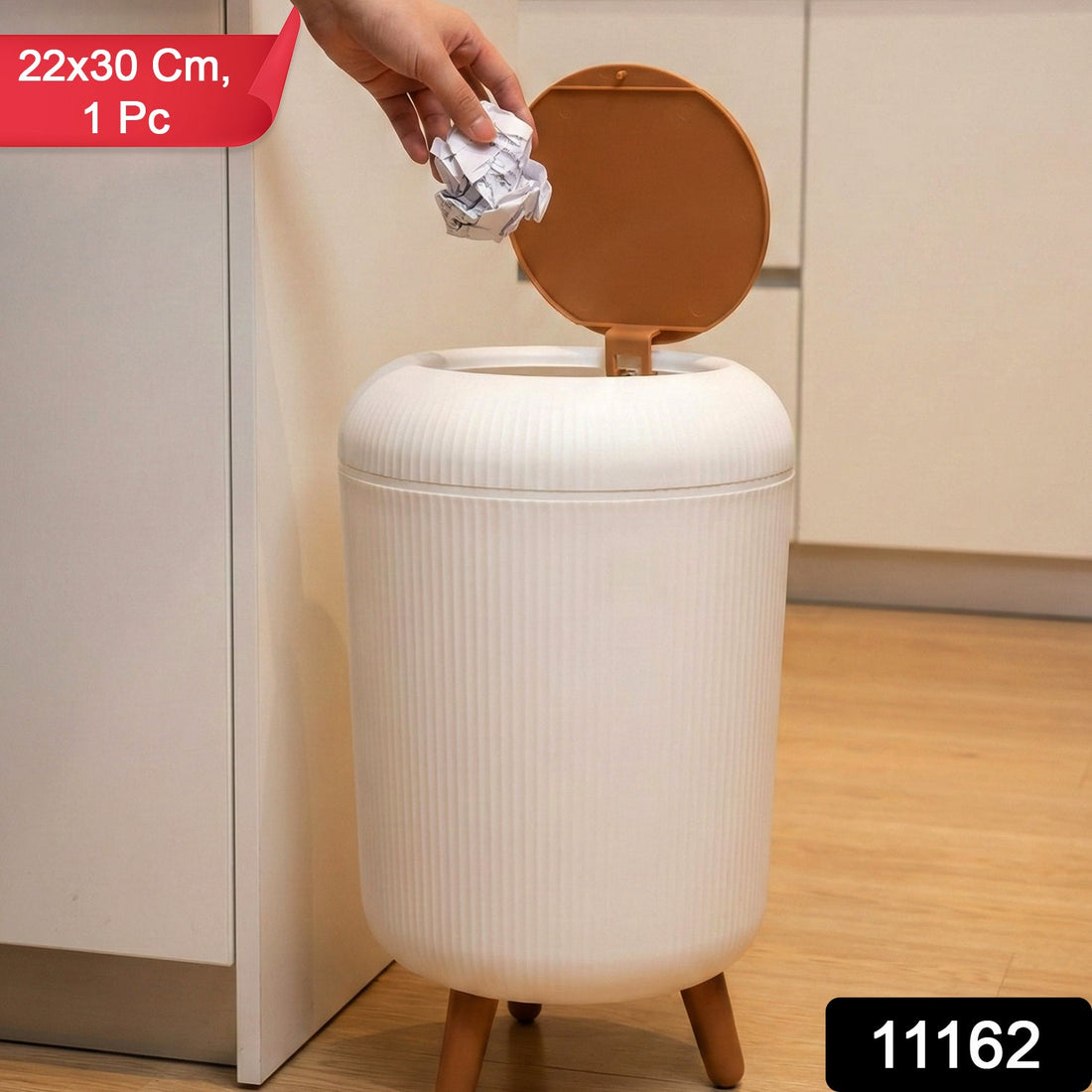 Mini dustbin with lid perfect for bathroom use